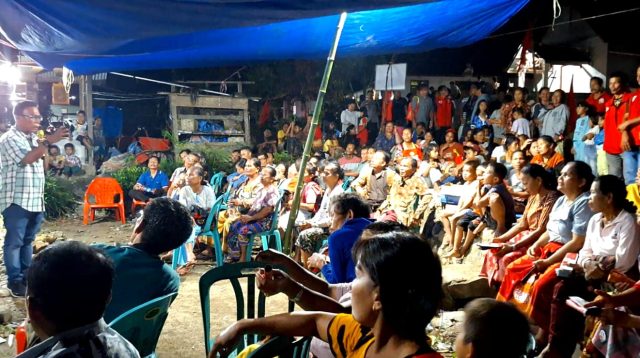 Foto : Masinton Pasaribu memberikan pemaparan visi misi kepada warga Desa Sihiong.