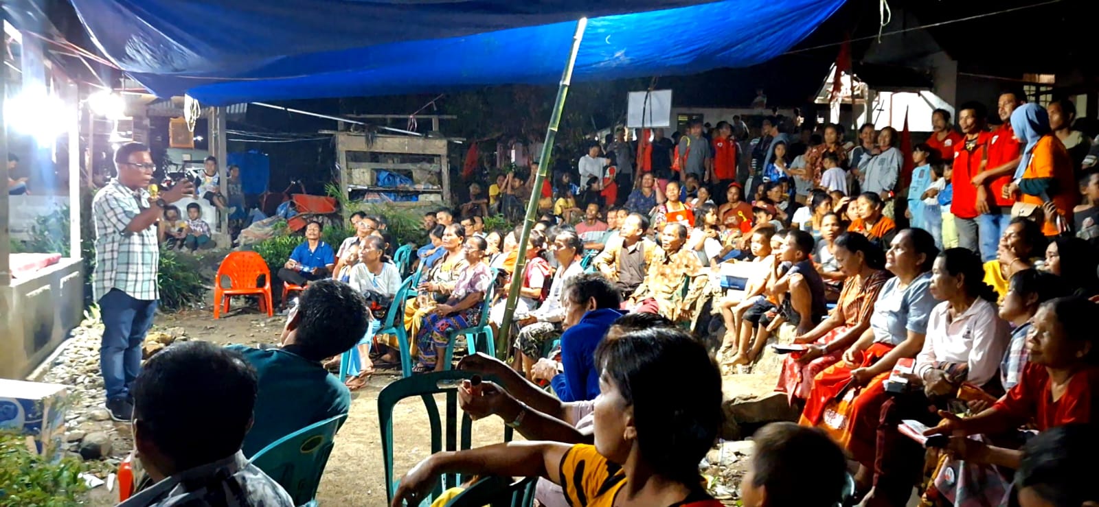 Foto : Masinton Pasaribu memberikan pemaparan visi misi kepada warga Desa Sihiong.