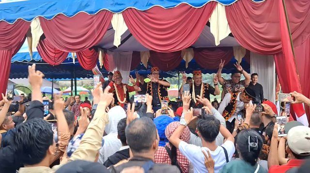 Foto : Yasona Laoly bersama Masinton-Mahmud menghibur warga Nias di Tapteng.