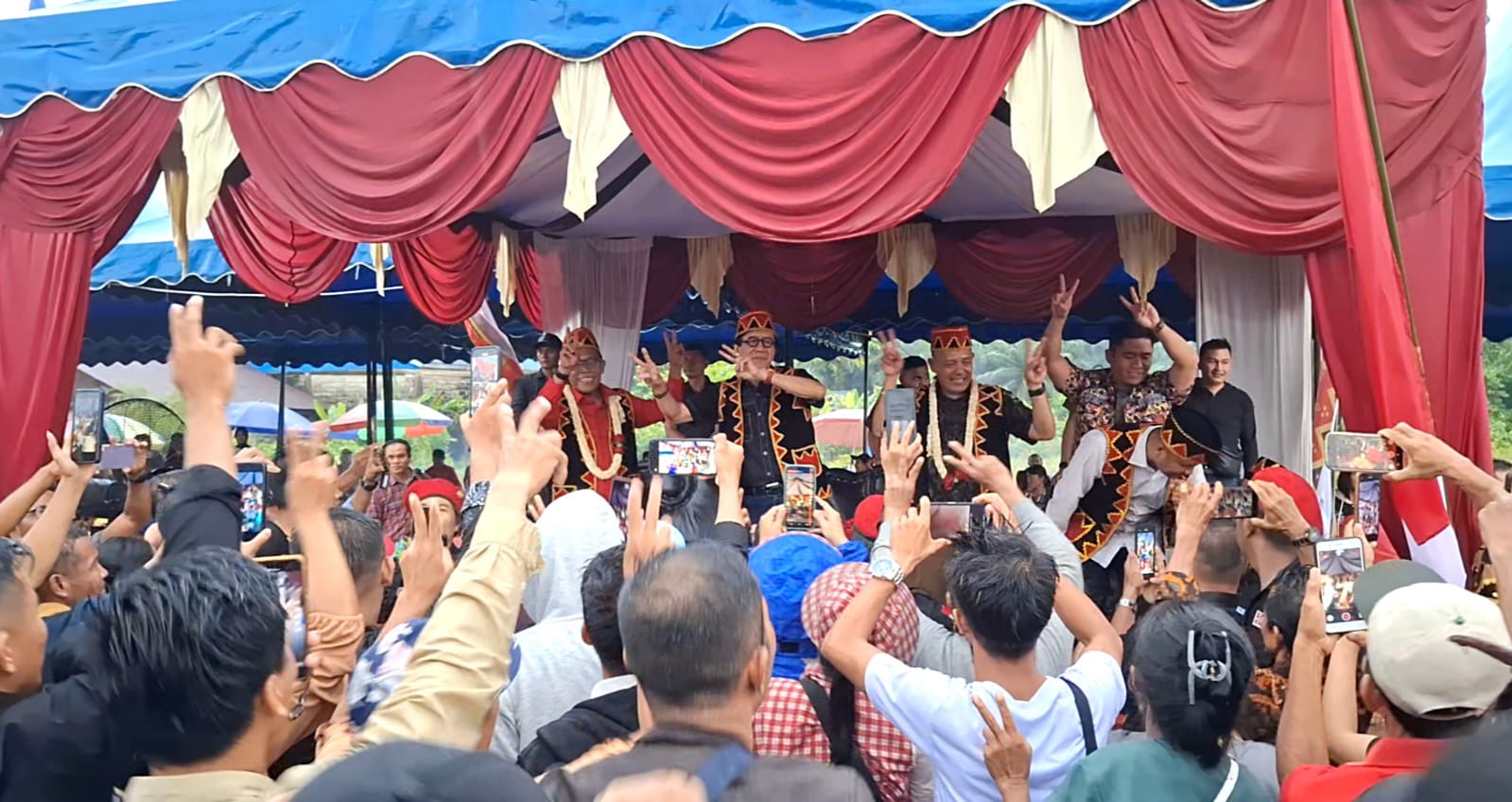 Foto : Yasona Laoly bersama Masinton-Mahmud menghibur warga Nias di Tapteng.