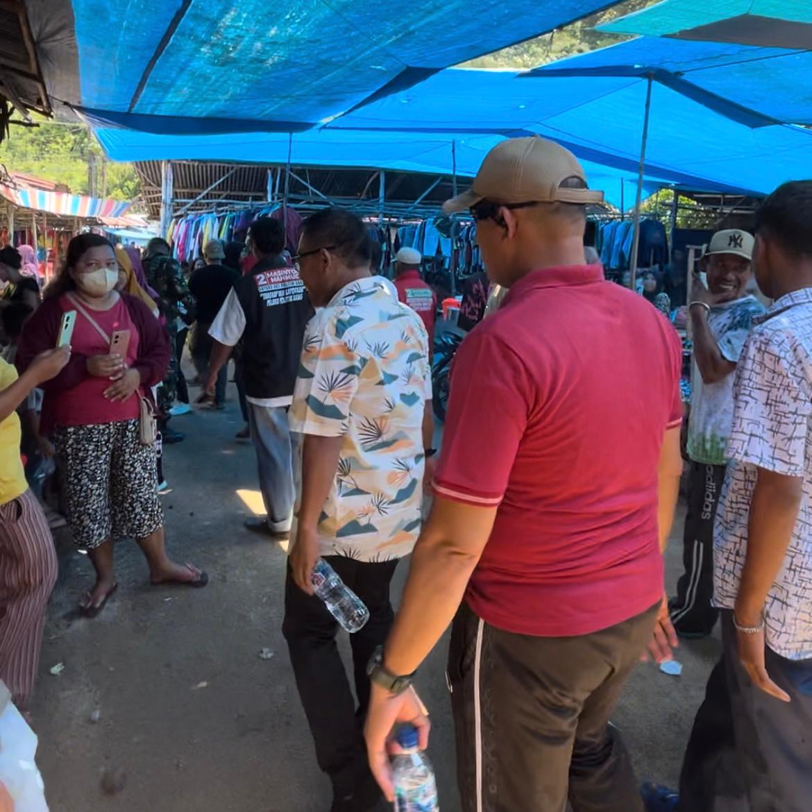 Foto : Masinton-Mahmud saat berkunjung ke Pasar Kamis Hajoran.