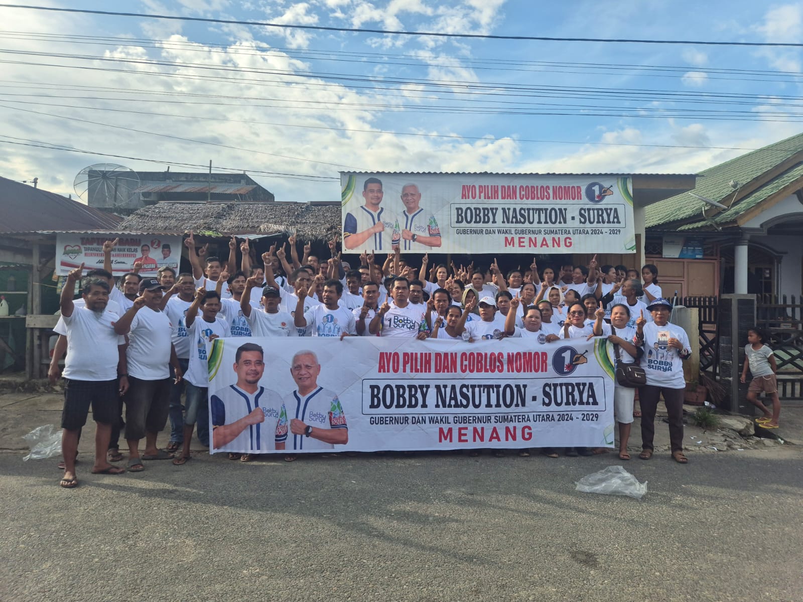 Foto : Ketua TKD Tapanuli Tengah bersama Organisasi HBB deklarasi pemenangan Bobby-Surya.