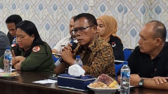 Foto: Paslon Masinton-Mahmud saat menyampaikan pernyataan dalam rapat di Mapolres Tapteng. (Sinarlintasnews.com)