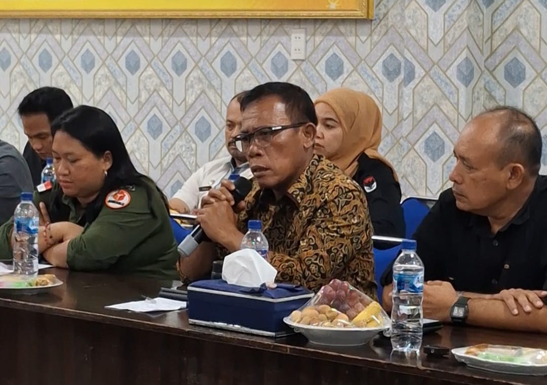 Foto: Paslon Masinton-Mahmud saat menyampaikan pernyataan dalam rapat di Mapolres Tapteng. (Sinarlintasnews.com)
