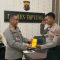Foto : Kapolres Tapanuli Tengah, AKBP Basa Emden Banjarnahor, SIK menyerahkan satu unit Handphone dari apresiasi Kadiv Propam Mabes Polri kepada, Irjen Pol Abdul Karim, SIK, MSI kepada Brigadir Rizky Fadli Ardian Damanik.