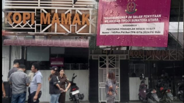Foto : Cafe Kopi Mamak Sibolga saat di segel Kejaksaan Tinggi Sumatra Utara (Kejatisu).