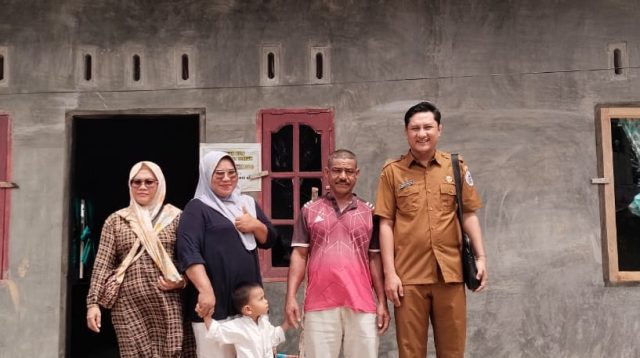 Foto : Lurah Lubuk Tukko Baru, Lodewik FS Marpaung didampingi Kepling I foto bersama dengan penerima bantuan Program Tapteng Membara.