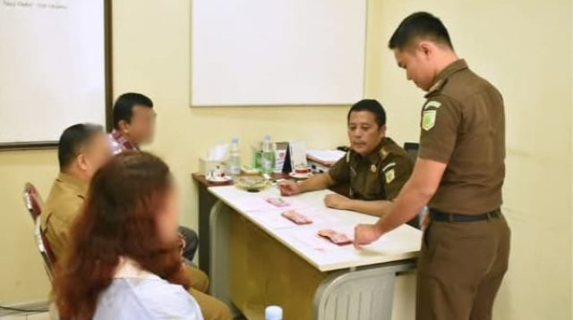 Ket. Foto : Tiga orang saksi terkait kasus Tindak Pidana Korupsi BOK dan Jaspel Tapteng saat menitipkan uang ke Kejaksaan Negeri Sibolga.