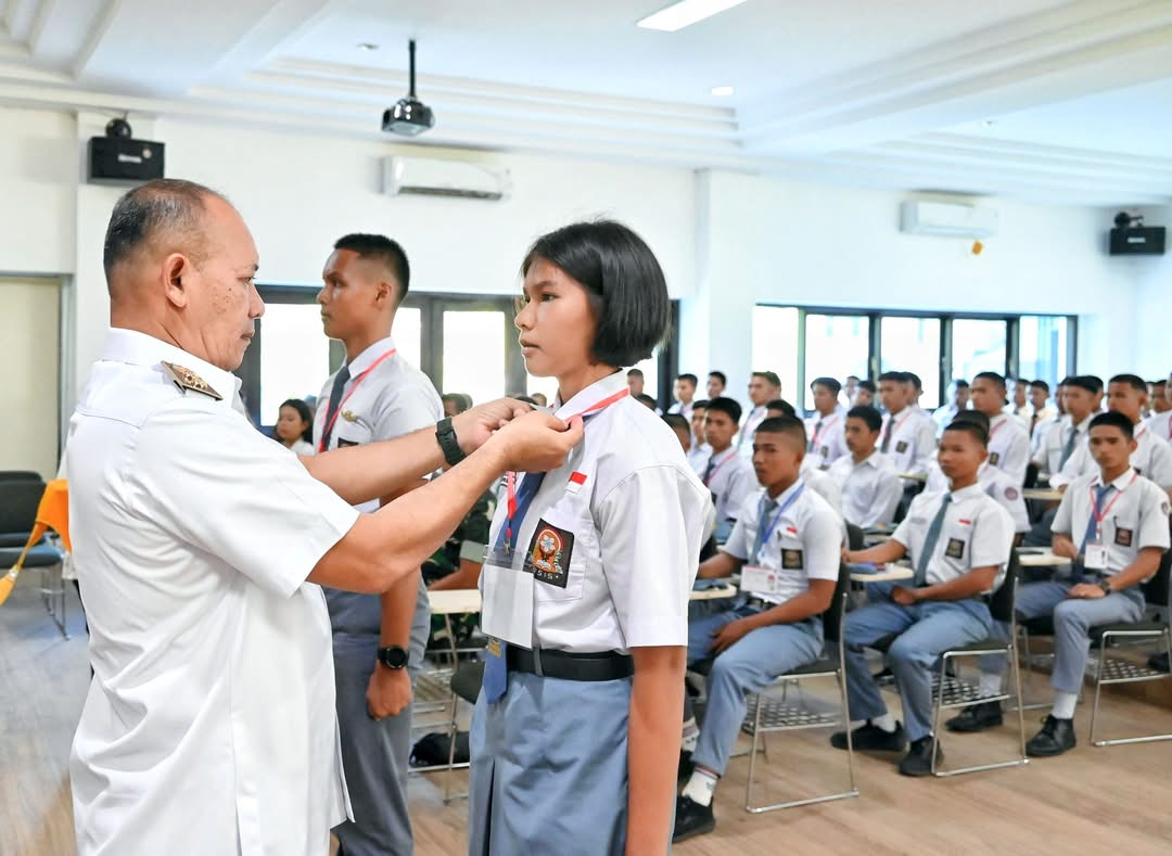 Foto : Wakil Bupati Tapanuli Tehgah, Mahmud Efendi penyematan secara simbolis kartu peserta seleksi kepada perwakilan Capaska tahun 2025.