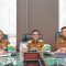 Foto : Masinton Pasaribu (Bupati) didampingi Mahmud Efendi Lubis (Wakil Bupati) dan Erwin Hotmansah Harahap (Sekda) saat memimpin Rapat Koordinasi Pemerintahan Kabupaten, bertempat di Ruang Rapat Cendrawasih Kantor Bupati Tapteng, pada hari Senin (03/03/2025).