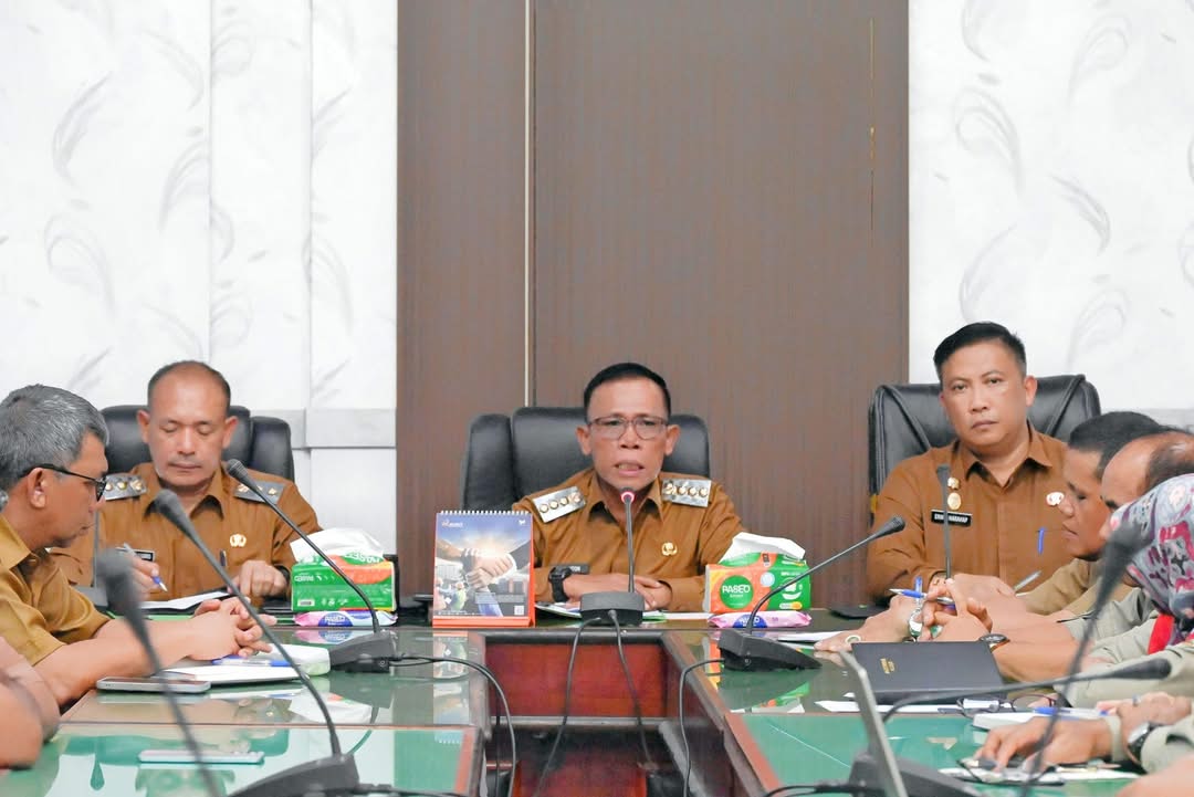Foto : Masinton Pasaribu (Bupati) didampingi Mahmud Efendi Lubis (Wakil Bupati) dan Erwin Hotmansah Harahap (Sekda) saat memimpin Rapat Koordinasi Pemerintahan Kabupaten, bertempat di Ruang Rapat Cendrawasih Kantor Bupati Tapteng, pada hari Senin (03/03/2025).