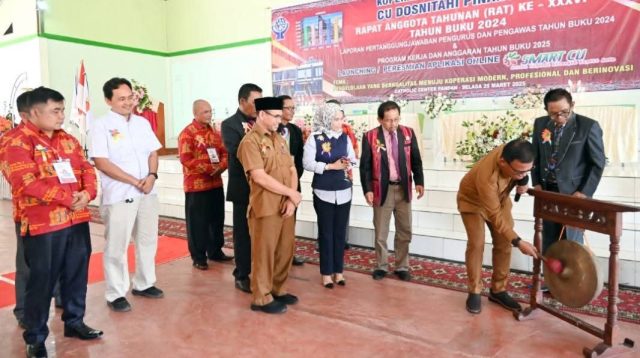 Foto: Bupati Tapanuli Tengah, Masinton Pasaribu memukul Gong pembukaan Rapat Anggota Tahunan CU Dosnitahi Pinangsori Tahun 2024.