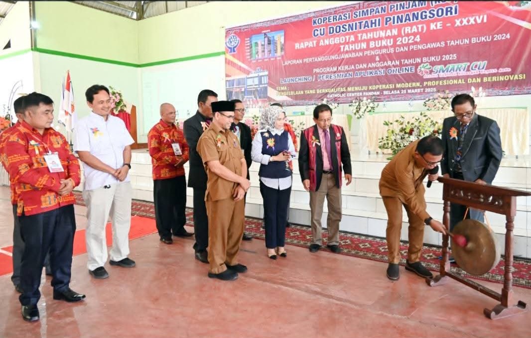 Foto: Bupati Tapanuli Tengah, Masinton Pasaribu memukul Gong pembukaan Rapat Anggota Tahunan CU Dosnitahi Pinangsori Tahun 2024.