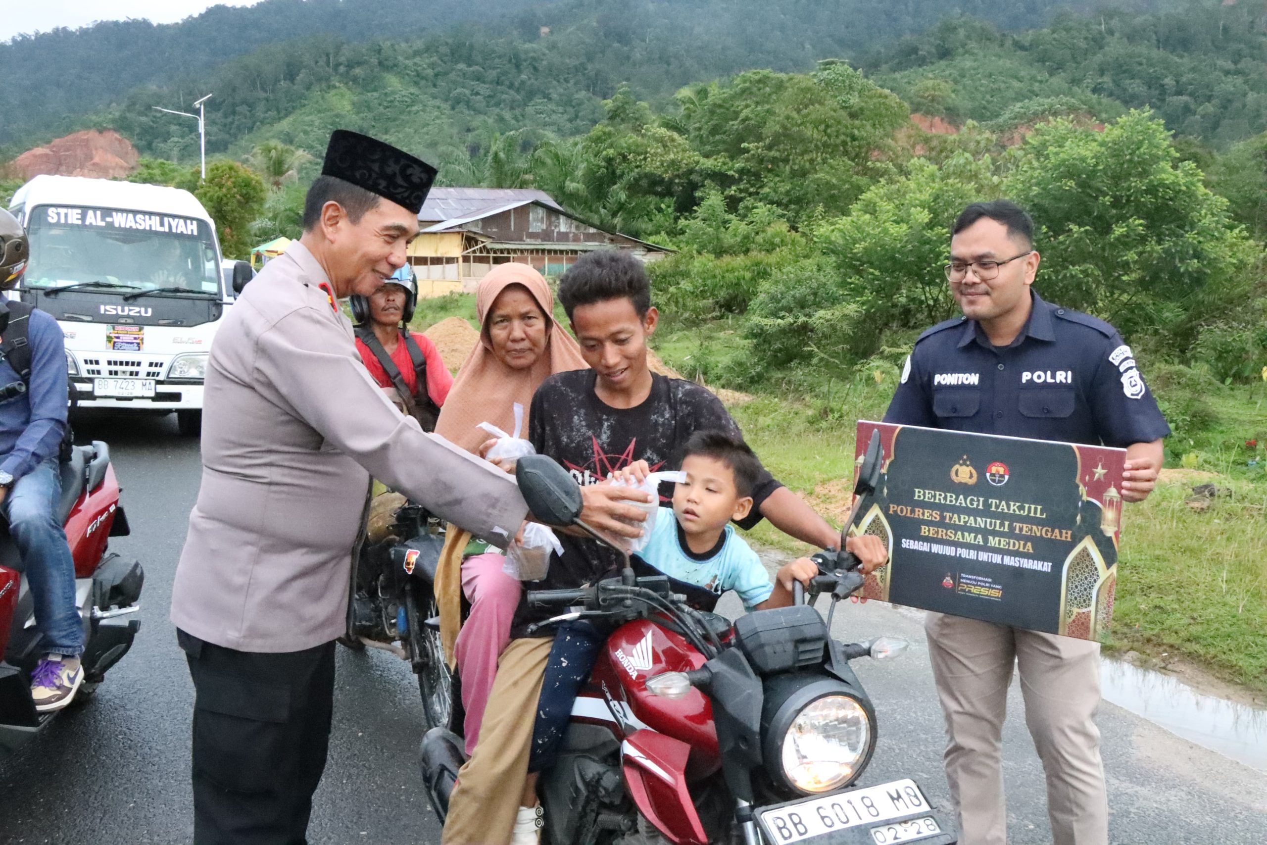 Foto : Waka Polres Tapanuli Tengah, Kompol Soedarjanto membagikan takjil kepada para pengendara. 