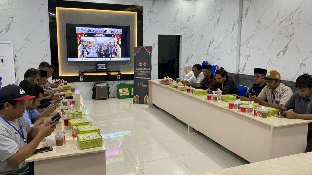 Foto : Kegiatanuka puasa jajaran Polres Tapteng dengan para awak media.