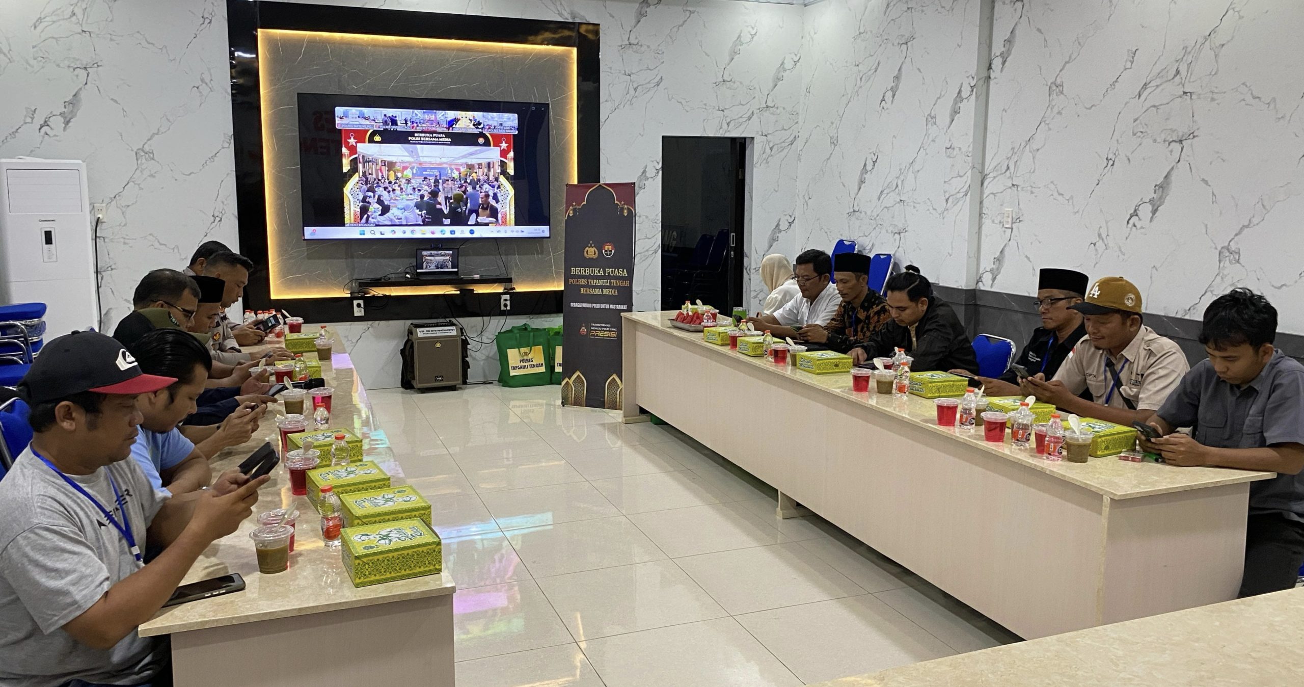 Foto : Kegiatanuka puasa jajaran Polres Tapteng dengan para awak media.