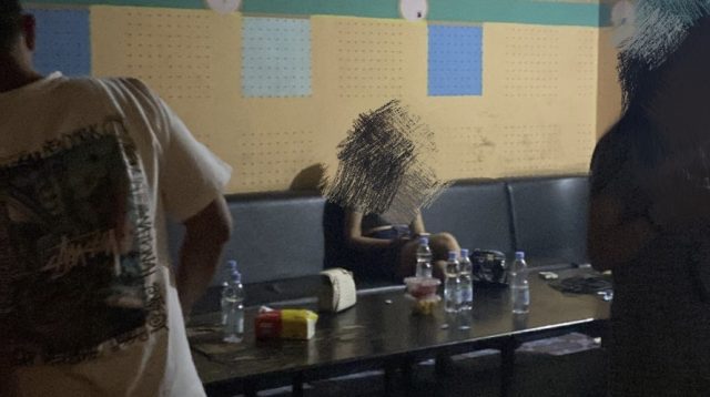 Foto : Suasana dalam Room karaoke Holyland yang beroperasi di bulan suci Ramadhan