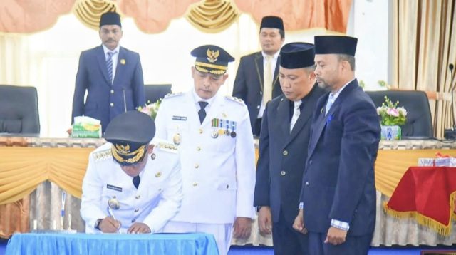 Foto : Bupati Tapanuli Tehgah, Masinton Pasaribu dan Mahmud Efendi Lubis menandatangani program unggulan selama menjabat lima tahun kedepan.