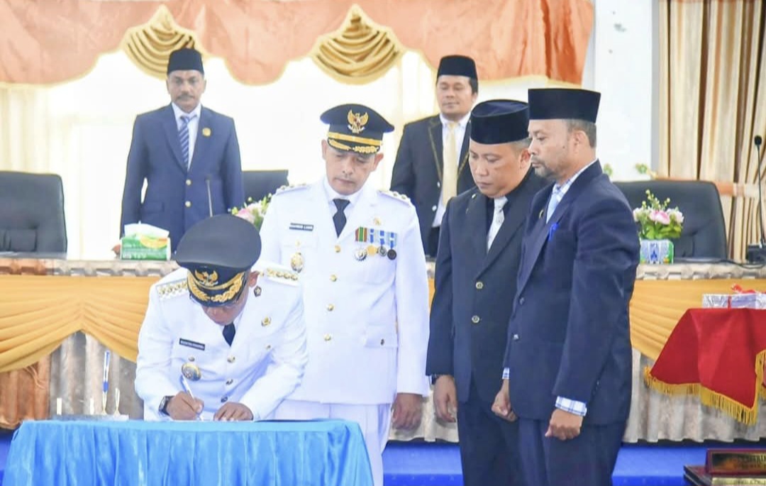 Foto : Bupati Tapanuli Tehgah, Masinton Pasaribu dan Mahmud Efendi Lubis menandatangani program unggulan selama menjabat lima tahun kedepan.