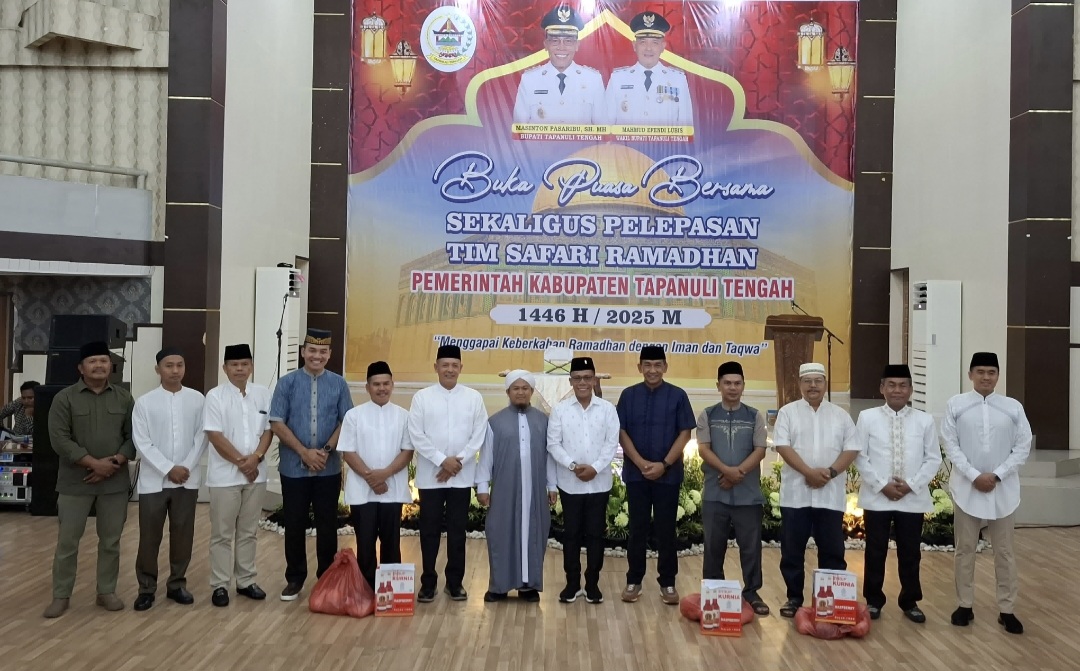 Foto : Bupati dan Wakil Bupati Tapanuli Tengah foto bersama dengan Tim Safari Ramadhan.