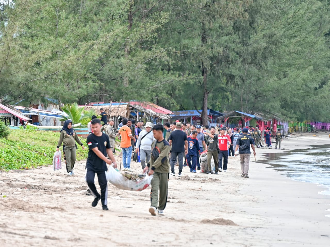 Foto: Giat Gotongroyong membersihkan pantai