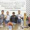 Foto: Bupati Tapanuli Tengah, Masinton Pasaribu foto bersama dengan Siswa Matauli SMAN 1 Matauli, Shadeq Fikri Nasution Kelas XI-12, Fauzan Yudha Azhary Harahap kelas XI–12, peraih presentasi karya membuat Produk Eco Project dengan memanfaatkan limbah cangkang Kepiting sebagai sumber Energi Listrik dan air laut sebagai larutan elektrolit yang di persentasekan Kepada Bupati Tapanuli
