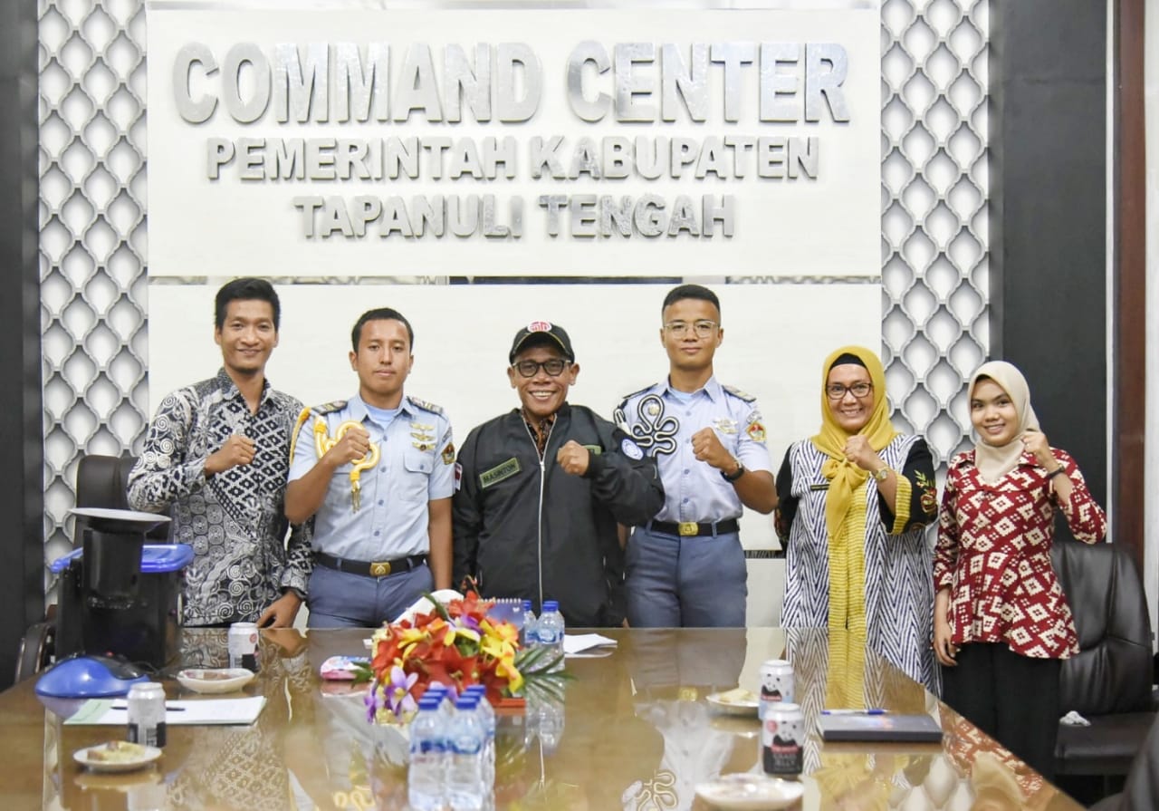 Foto: Bupati Tapanuli Tengah, Masinton Pasaribu foto bersama dengan Siswa Matauli SMAN 1 Matauli, Shadeq Fikri Nasution Kelas XI-12, Fauzan Yudha Azhary Harahap kelas XI–12, peraih presentasi karya membuat Produk Eco Project dengan memanfaatkan limbah cangkang Kepiting sebagai sumber Energi Listrik dan air laut sebagai larutan elektrolit yang di persentasekan Kepada Bupati Tapanuli