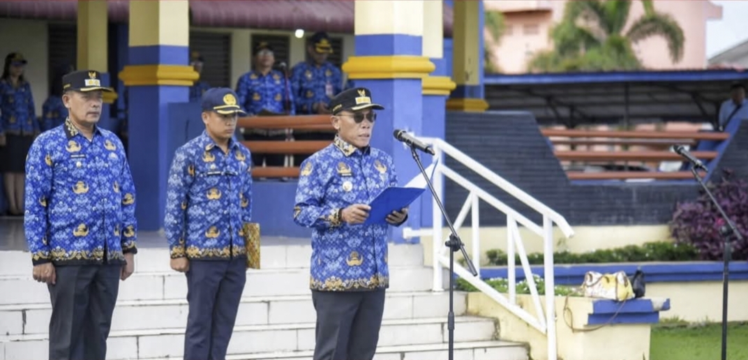 Foto: Bupati Tapanuli Tengah, Masinton Pasaribu saat membina upacara hari kesadaran Nasional.