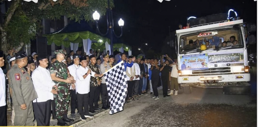 Foto: Bupati Tapanuli Tengah, Masinton Pasaribu melepas peserta Pawai menyambut Hari Raya Idul Fitri 1446 Hijriah