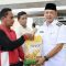 Foto: Wakil Bupati Menyerahkan bingkisan kepada petugas kebersihan.