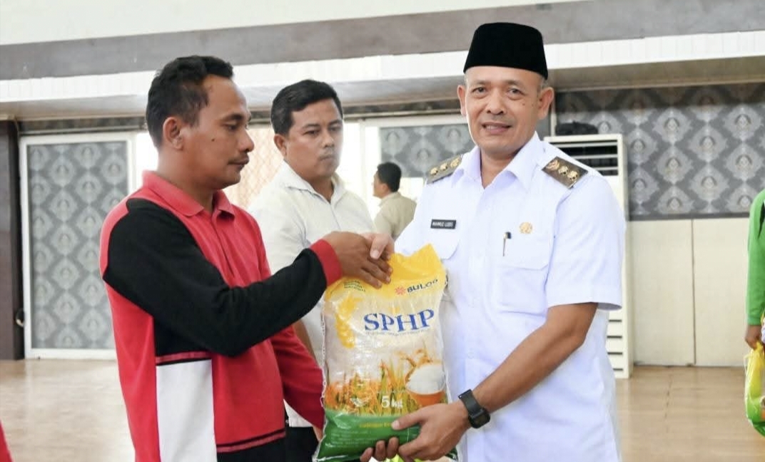 Foto: Wakil Bupati Menyerahkan bingkisan kepada petugas kebersihan.