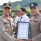 Foto: Kapolres Tapanuli Tengah, AKBP Wahyu Endrajaya, S.I.K., M.Si saat menyerahkan penghargaan loyalitas dan dedikasi dalam pengelolaan media sosial dan publikasi kegiatan positif Polres melalui media massa diserahkan kepada Brigpol Poniton Simanullang dari Seksi Humas.