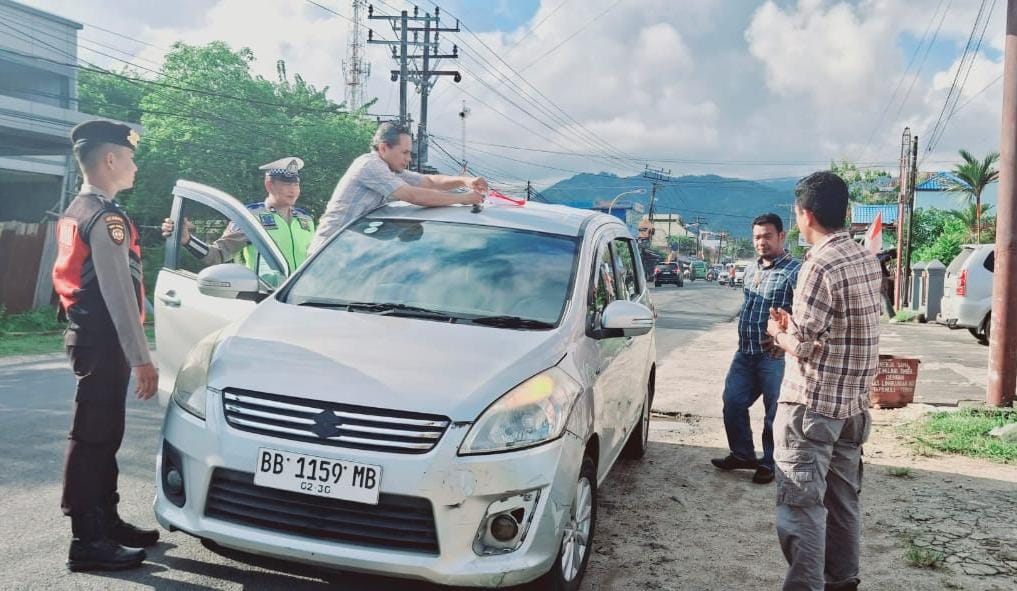 Semarak HUT RI ke-80, Polres Tapteng Bagikan Bendera Merah Putih ke Pengguna Jalan