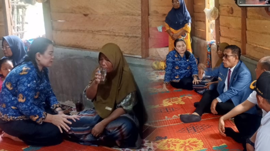 Foto: Plt Kadis Kesehatan Tapanuli Tengah, Lisnawati Panjaitan, SKep., Ns., MKes., AKK berkoordinasi dengan istri Almarhum.