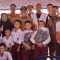 Foto: Bupati Tapteng Masinton Pasaribu foto bersama dengan para pelajar dan guru di Posku Pengungsian Terpadu Desa Kebun Pisang.