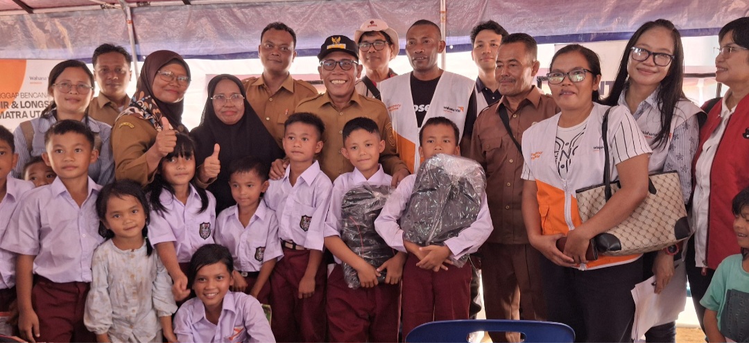 Foto: Bupati Tapteng Masinton Pasaribu foto bersama dengan para pelajar dan guru di Posku Pengungsian Terpadu Desa Kebun Pisang.