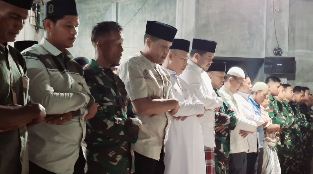 Gubernur Sumut, Sholat Tarawih Perdana Bersama Warga Terdampak Bencana di Tapteng
