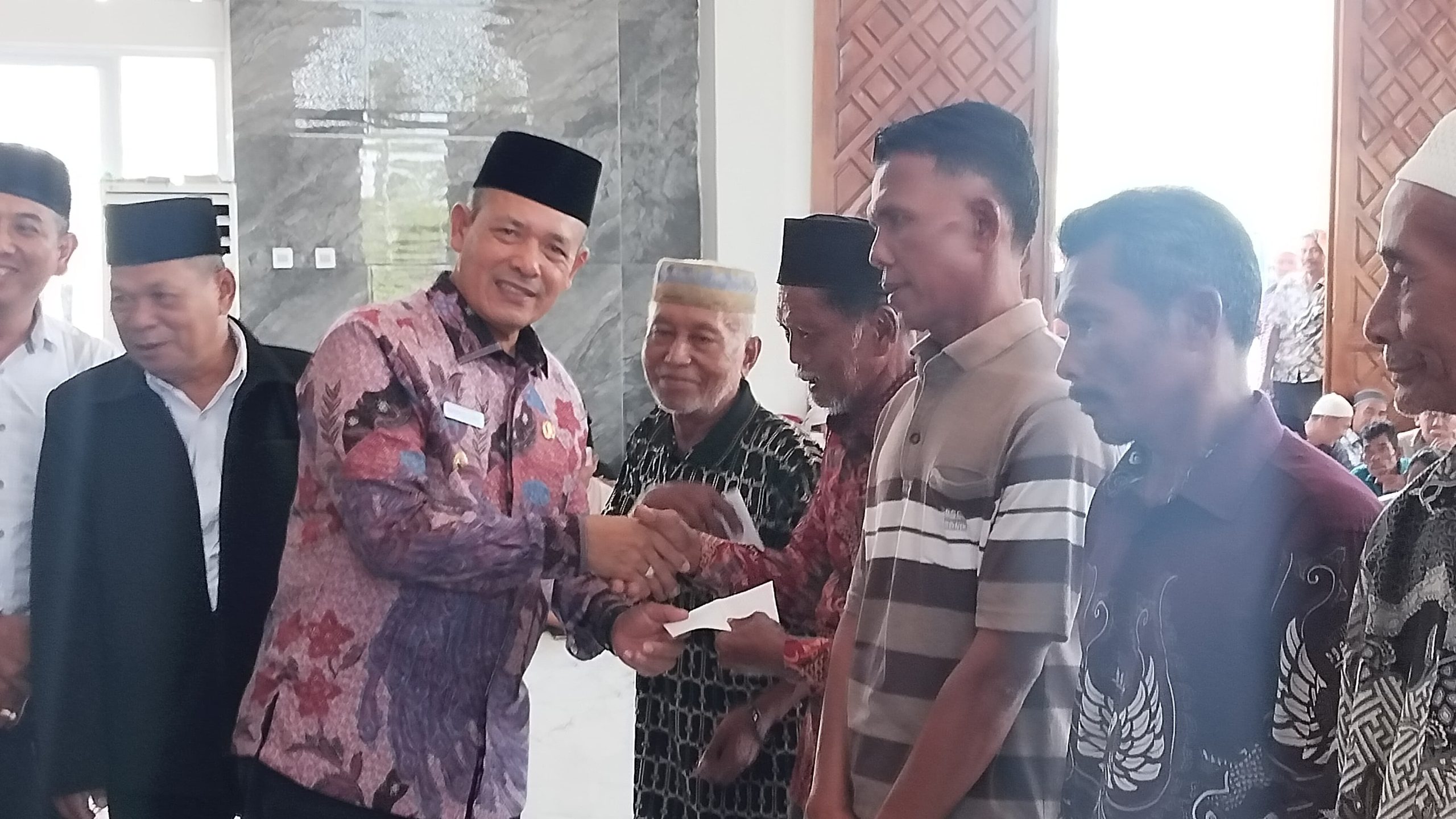 Pemkab Tapteng Salurkan Zakat Rp555,2 Juta kepada Masyarakat