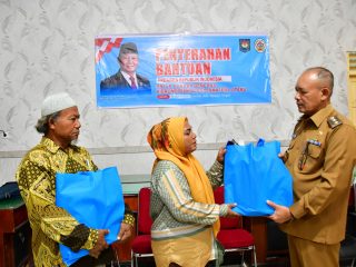 Korban Bencana di Tapteng Terima Bantuan Ibadah dan Pakaian dari Presiden RI