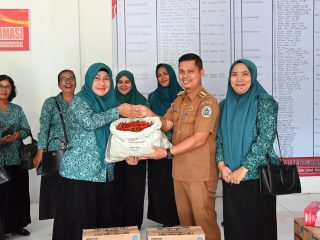 TP PKK Tapteng Bantu Kebutuhan Pangan Pengungsi Huntara Pinangsori