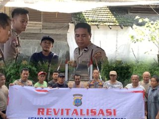 Aksi Nyata Polri untuk Masyarakat, Polsek Sibabangun Perbaiki Jembatan Penghubung Warga