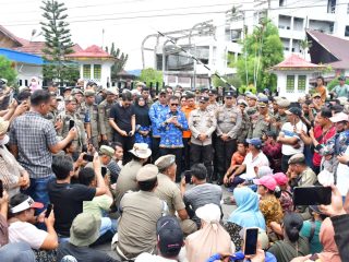 Bupati Tapteng Temui Warga, Pastikan Bantuan Jaminan Hidup Korban Bencana Segera Disalurkan