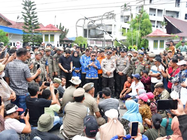 Bupati Tapteng Temui Warga, Pastikan Bantuan Jaminan Hidup Korban Bencana Segera Disalurkan