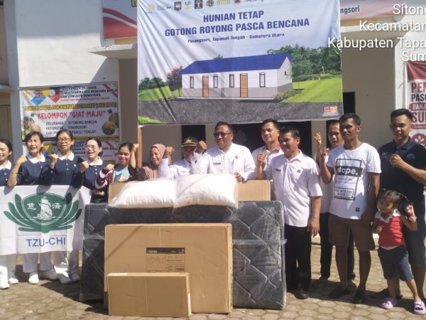 Pemkab Tapteng Serahkan Simbolis Furnitur Huntap Pinangsori kepada Warga Penerima Manfaat