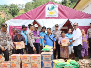 Polres Tapteng Bergerak Cepat, Salurkan Bansos bagi Korban Banjir Susulan di Sipange