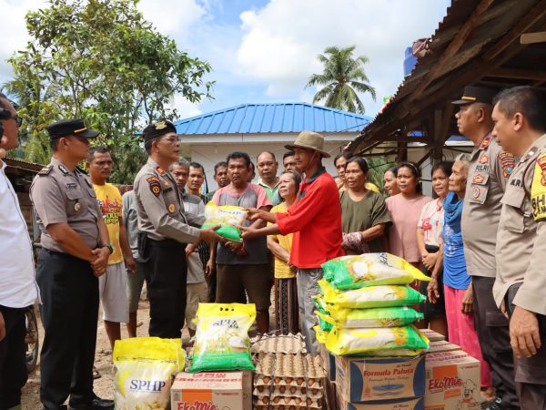 Pulihkan Pascabanjir, Polres Tapteng Salurkan Bantuan Sembako kepada Warga Tukka