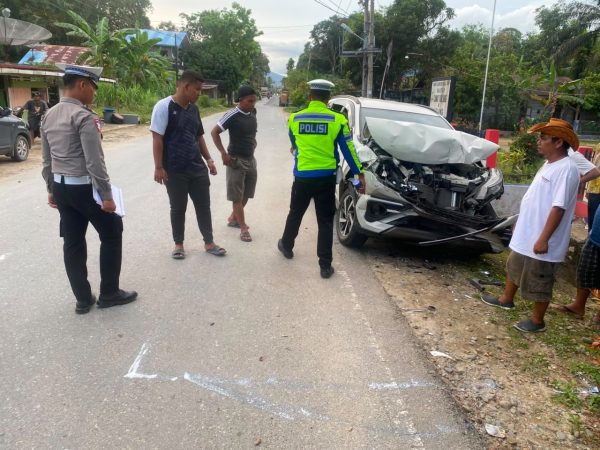 Toyota Rush Tabrak Triton yang Berhenti Isi BBM di Kolang, 17 Orang Terluka