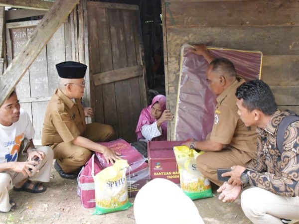 Tindak Lanjuti Laporan Warga, Pemkab Tapteng Bantu Penyandang Disabilitas dan Usulkan RTLH di Lubuk Tukko