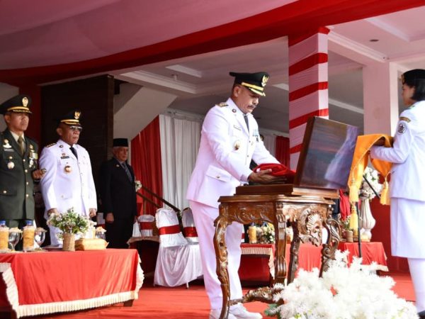 Mahmud Efendi Pimpin Penurunan Bendera HUT ke-81 RI di Tapteng, Berlangsung Khidmat
