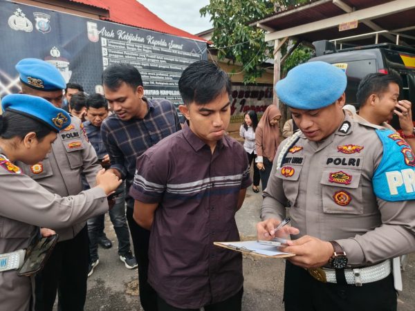Cegah Judol dan Pinjol Ilegal, Propam Polres Sibolga Periksa Ponsel Anggota